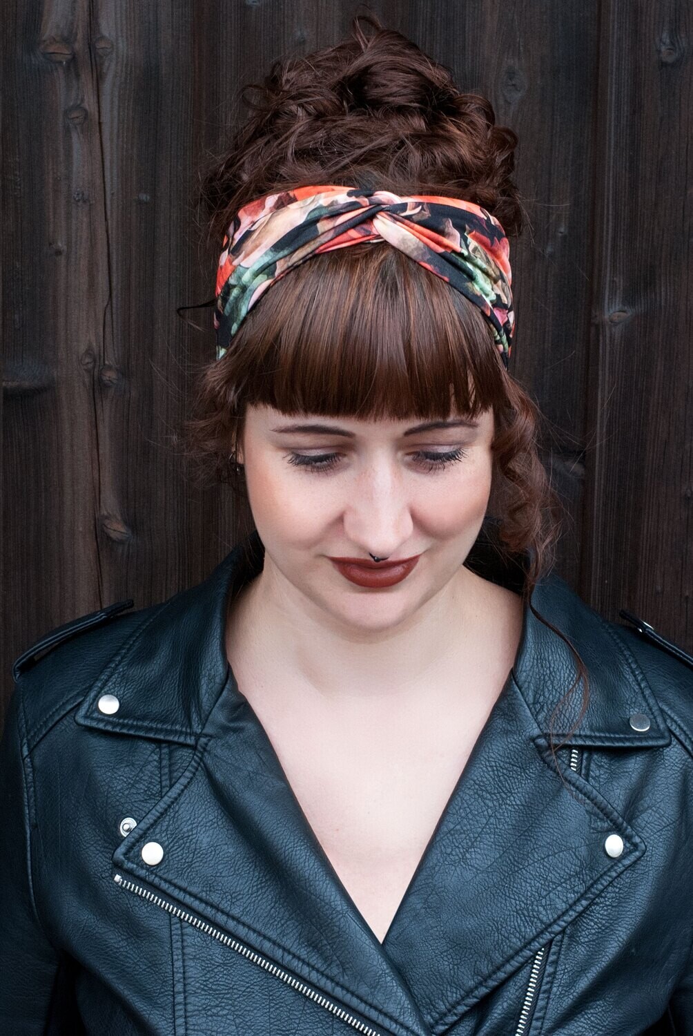 RobeCode schwarz-rotes Haarband im Turbanstyle -twisted Bandana mit Rosen Print