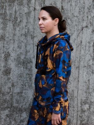 RobeCode Fleecehose mit blau-gelben Blattmotiv