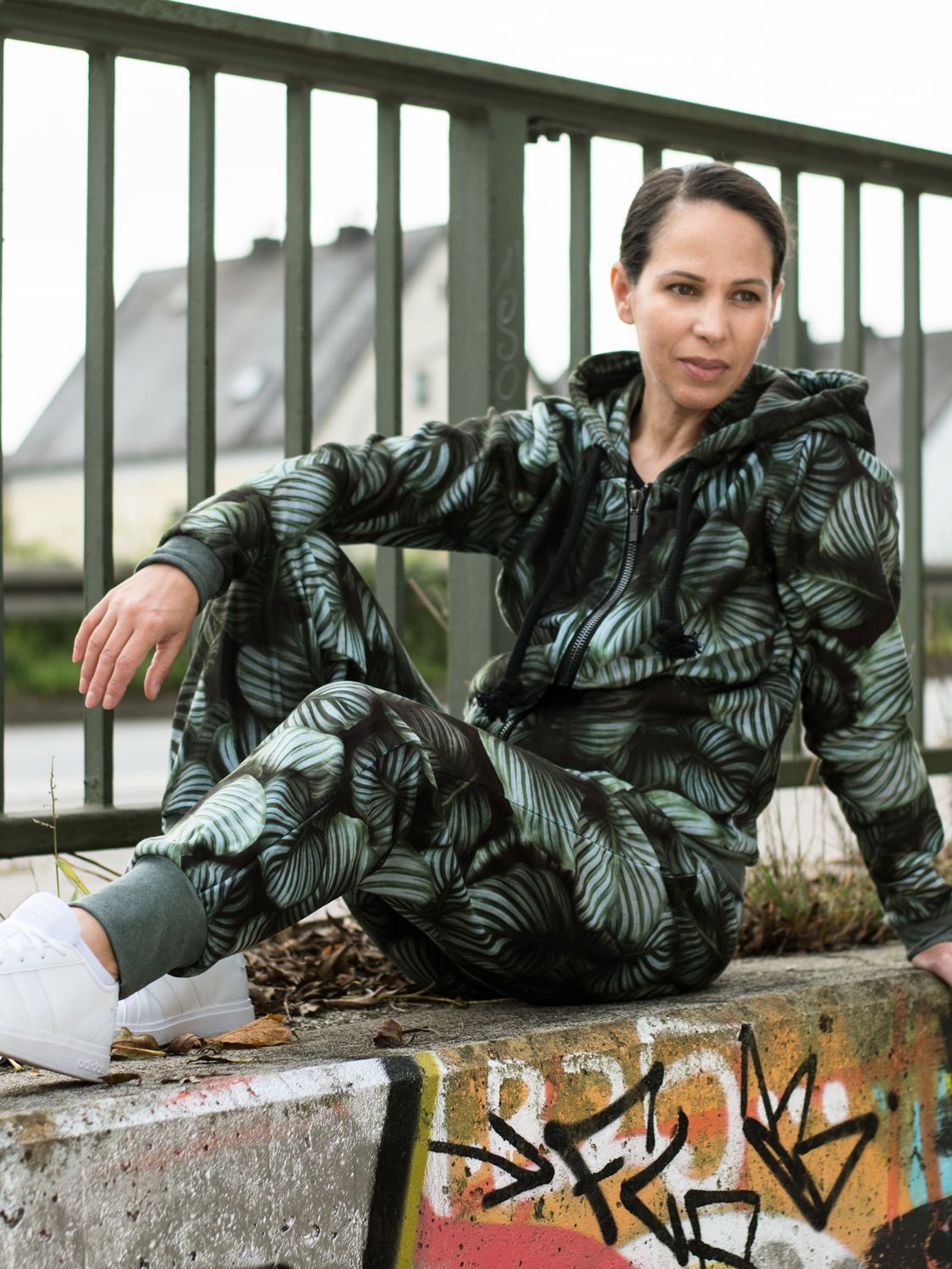 RobeCode grün gemusterte Fleecehose mit Blätterprint