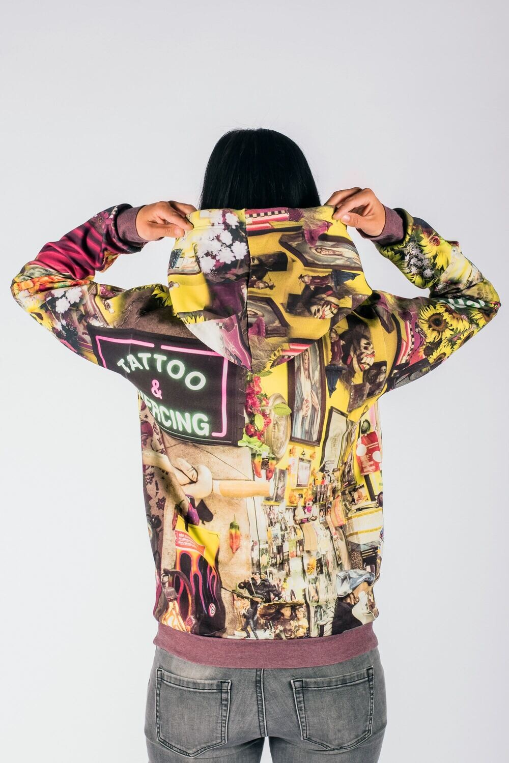 RobeCode gelber Hoodie mit fotorealistischem Print - rockiger Kapuzensweater im Tattoo Style
