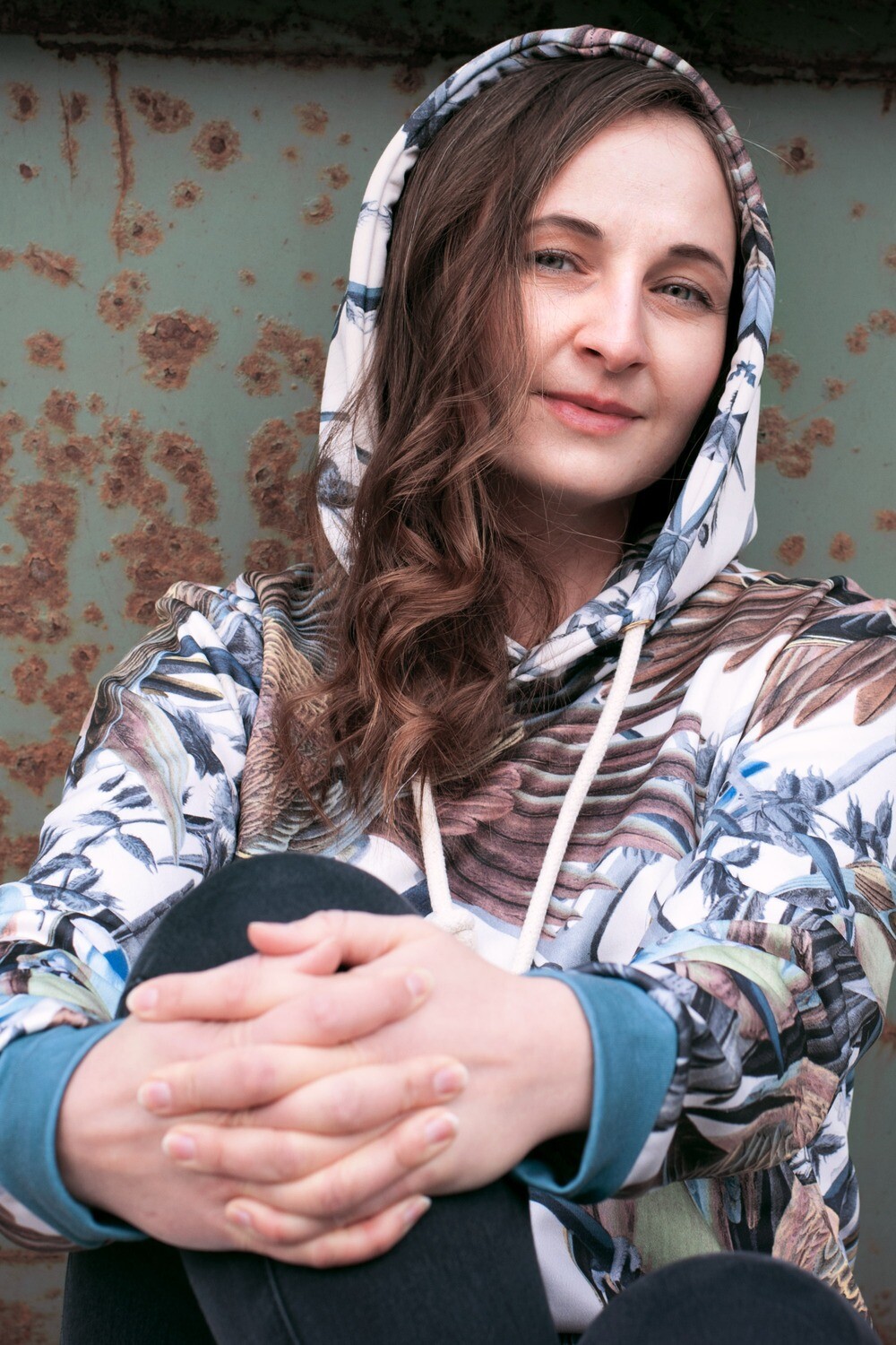 RobeCode Hoodie mit buntem Vogelprint, großer Kapuze und dicker Kordel