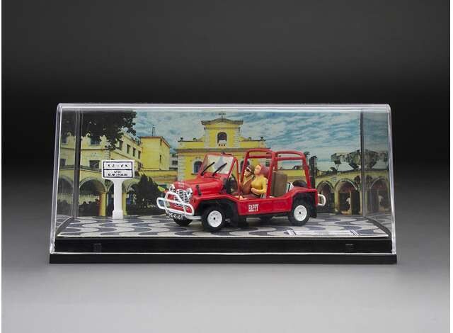 1:43 Vitesse - 1968 Austin Mini Moke Including 2 resin Figure's & Macau Street Sign