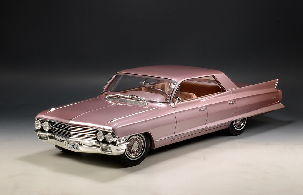 1:18 Stamp Models - Cadillac Sedan De Ville 1962 Heather Pink Metallic