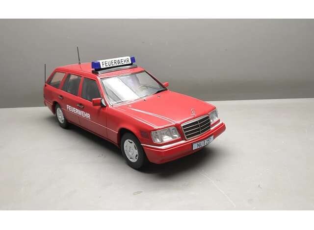1:18 Triple9 - 1995 Mercedes E-Class T Model *Feuerwehr*