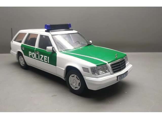 1:18 Triple9 - 1995 Mercedes E-Class T Model *Polizei*