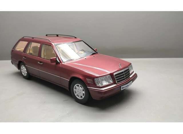 1:18 Triple9 - 1995 Mercedes E-Class T Model, almandine red 1:18 Triple9 - 1995 Mercedes E-Class T Model, almandine red