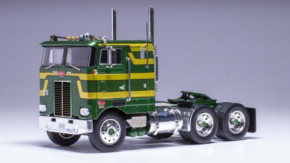 1:43 Ixo - Peterbilt T 352 Pacemaker, grün, 1979