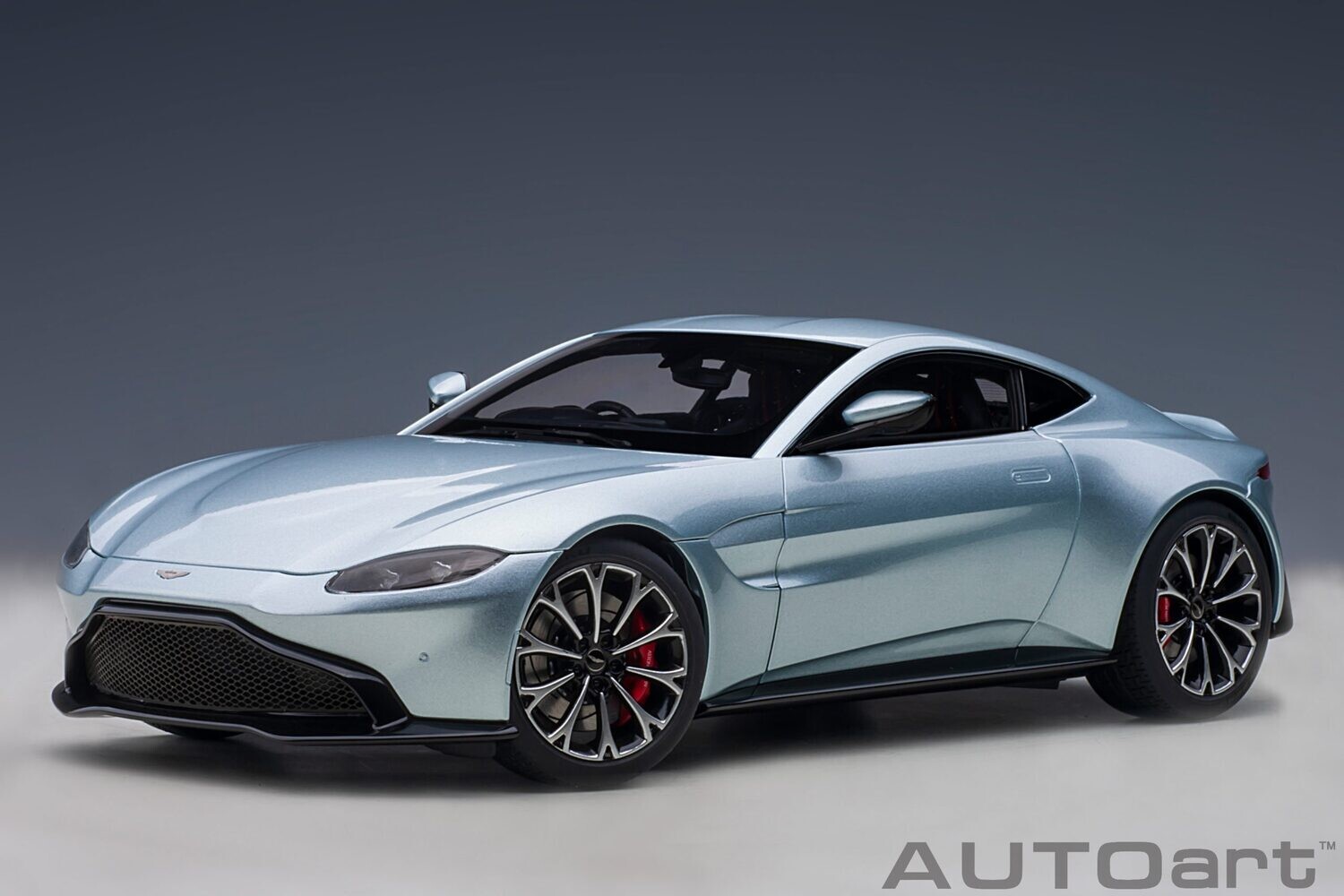 1:18 Autoart - Aston Martin Vantage 2019 (Skyfall Silver)