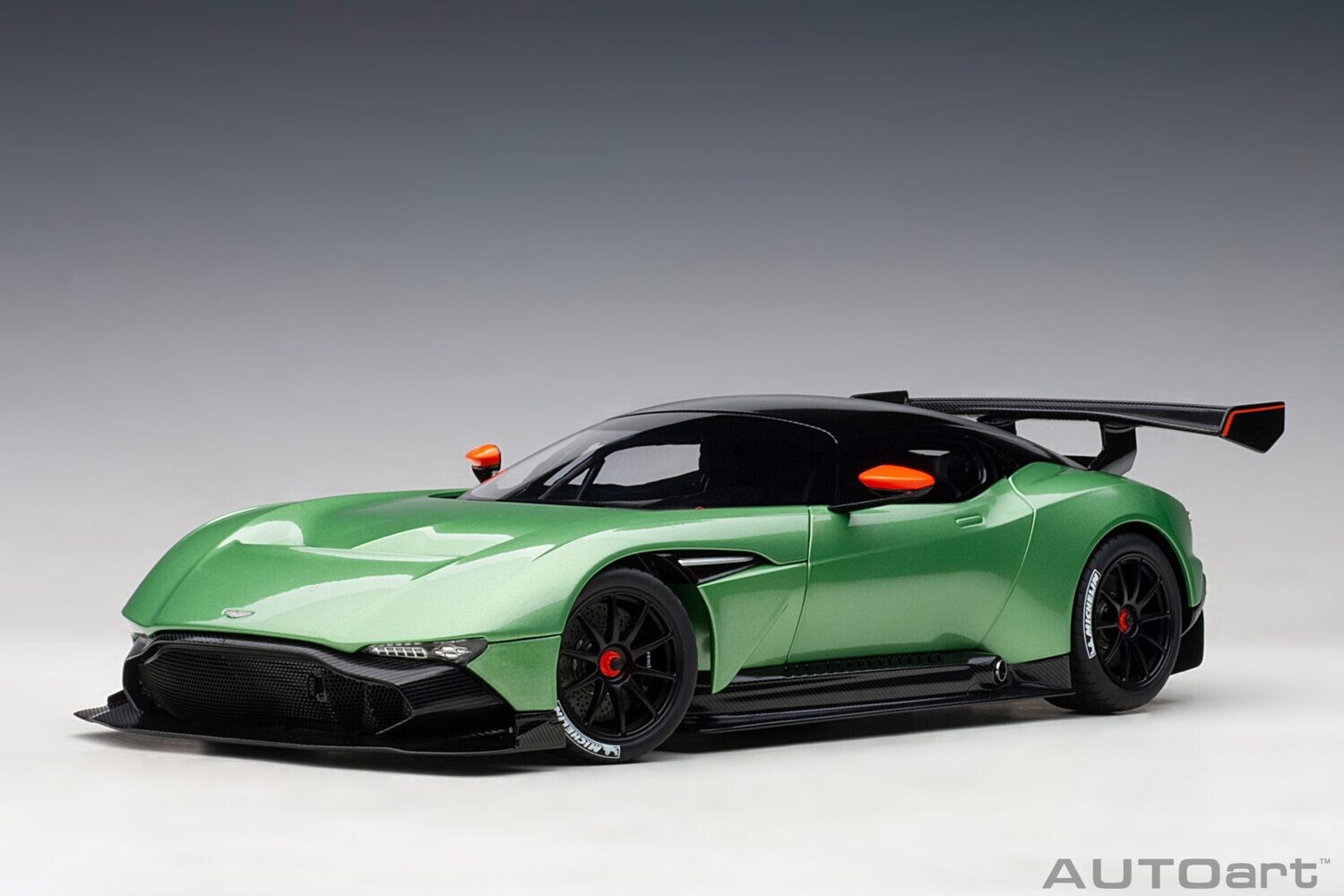 1:18 Autoart - Aston Martin Vulcan (Apple Tree Green Metallic)