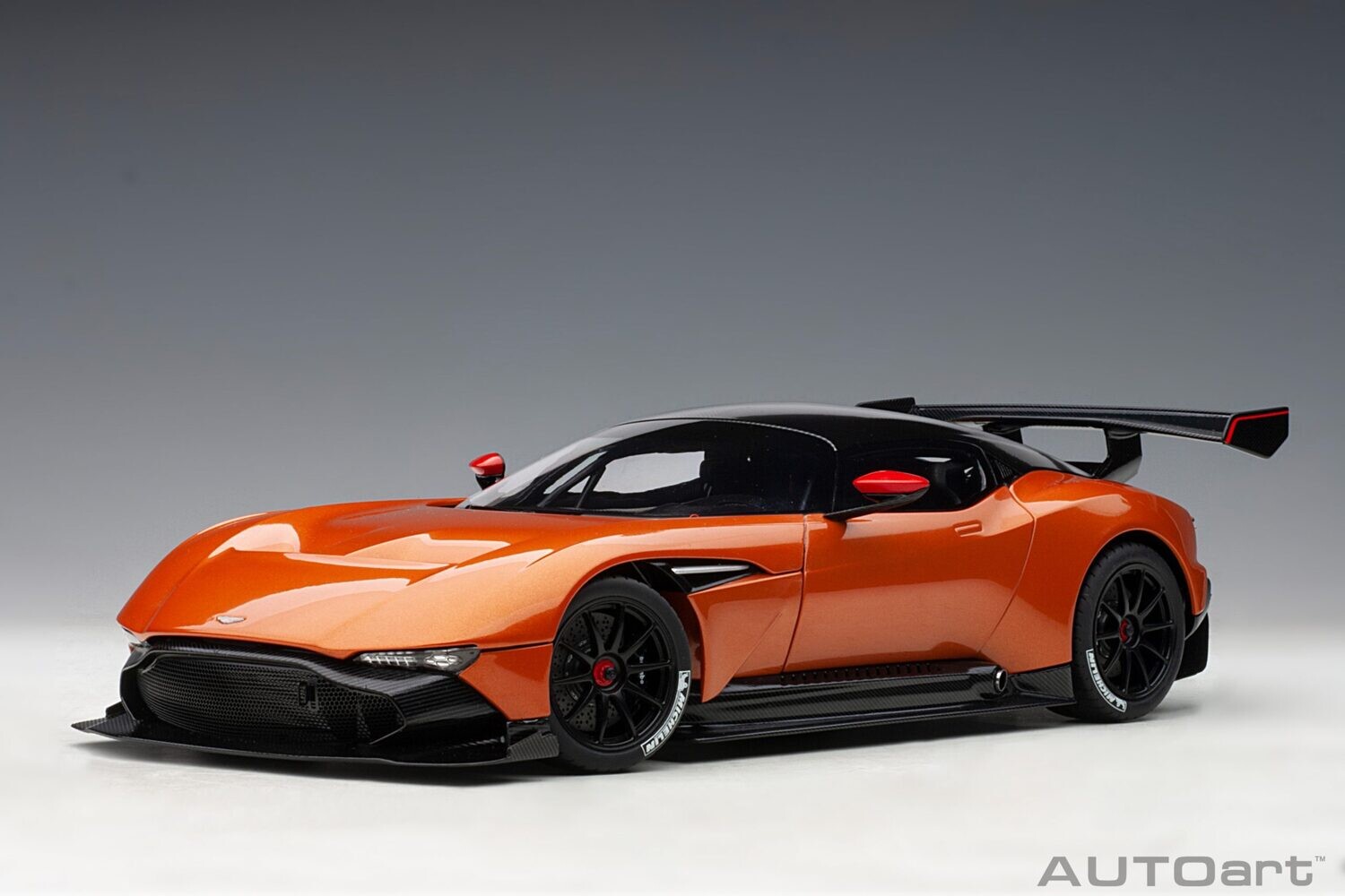 1:18 Autoart - Aston Martin Vulcan (Madagascar Orange)