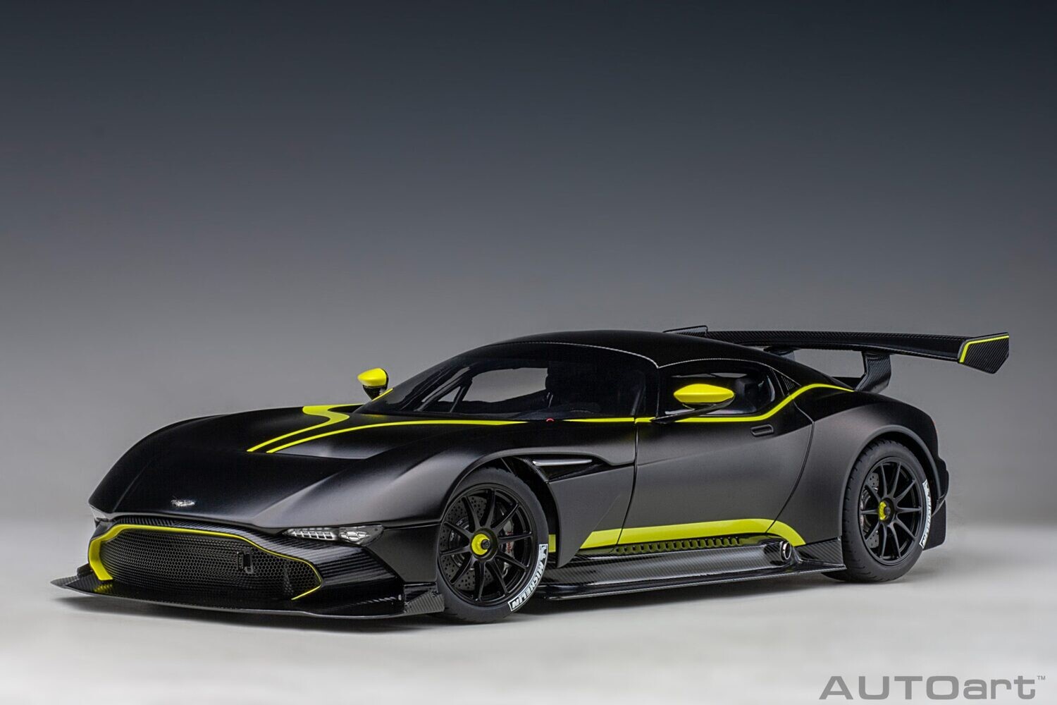 1:18 Autoart - Aston Martin Vulcan (Matt Black) with Limegreen stripes
