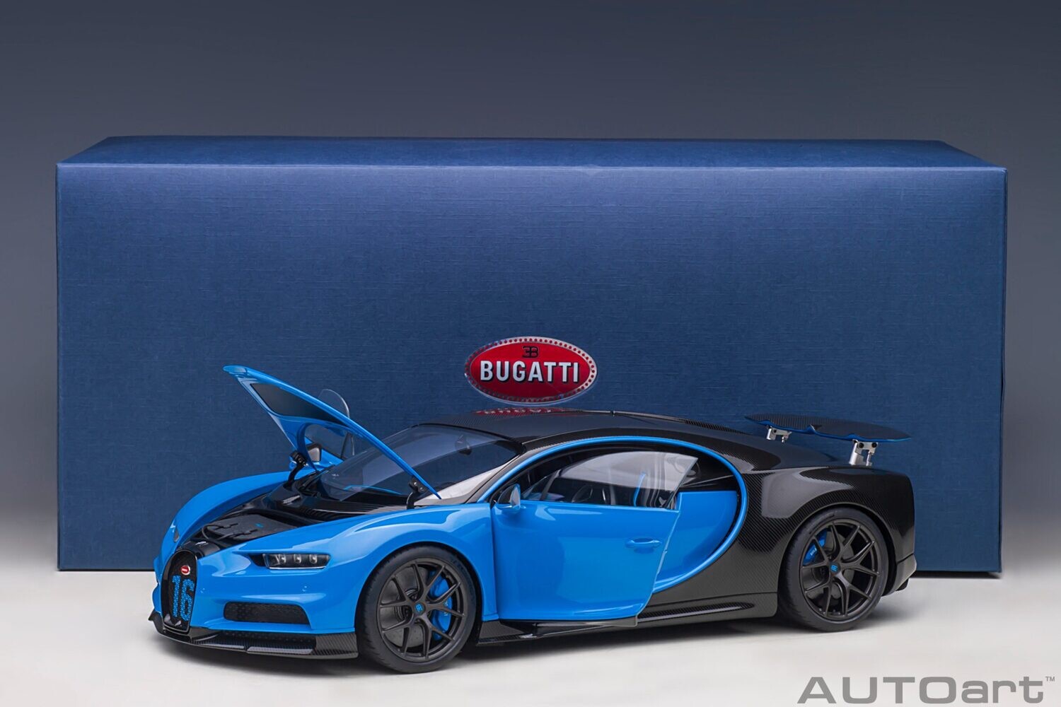 1:18 Autoart - Bugatti Chiron Sport (French Racing Blue/Carbon)