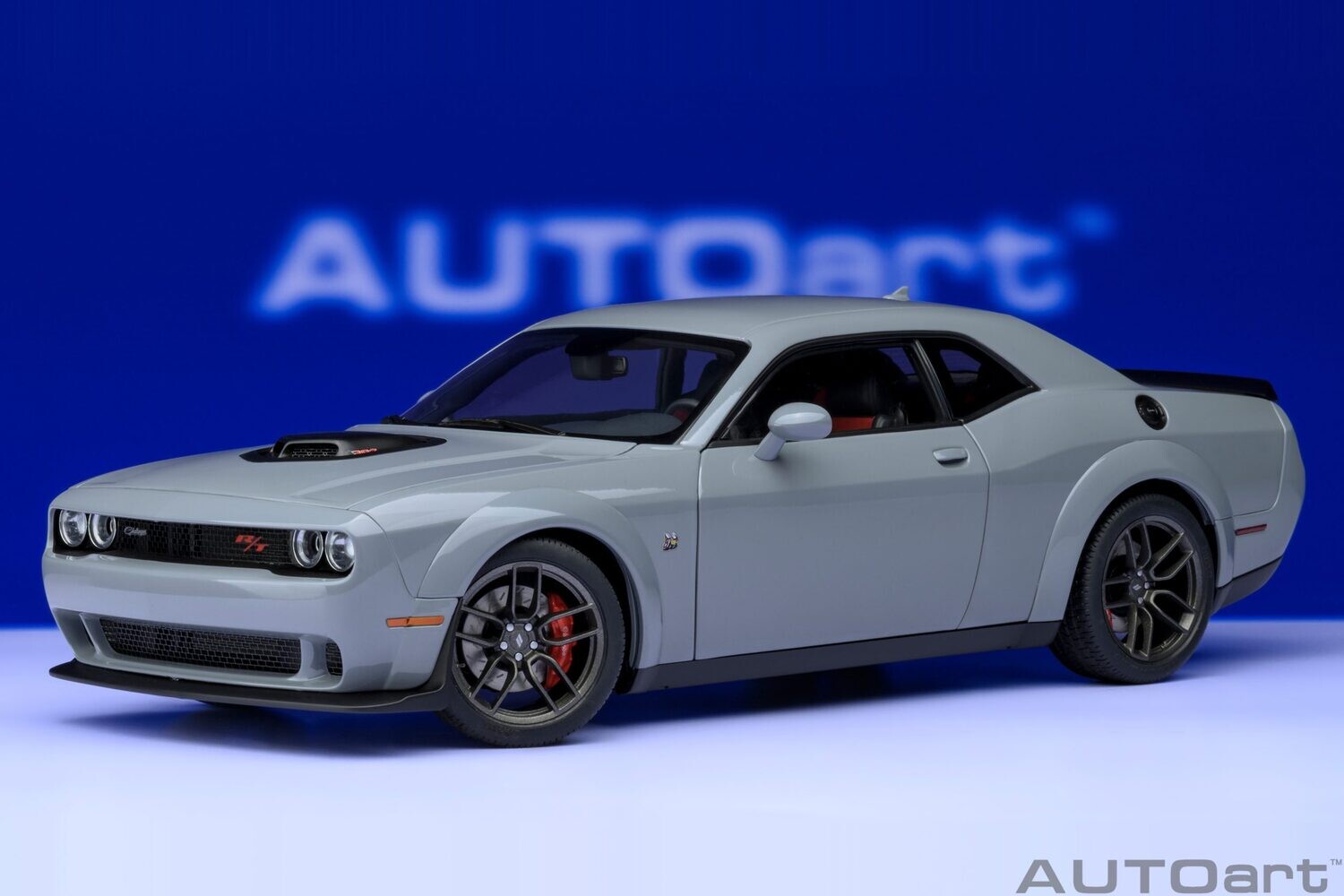 1:18 Autoart - Dodge Challenger R/T Scat Pack Shaker Widebody 2022 (Smoke Show)