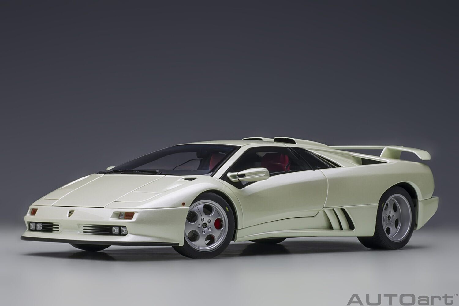 1:18 Autoart - Lamborghini Diablo SE JOTA (Balloon White)