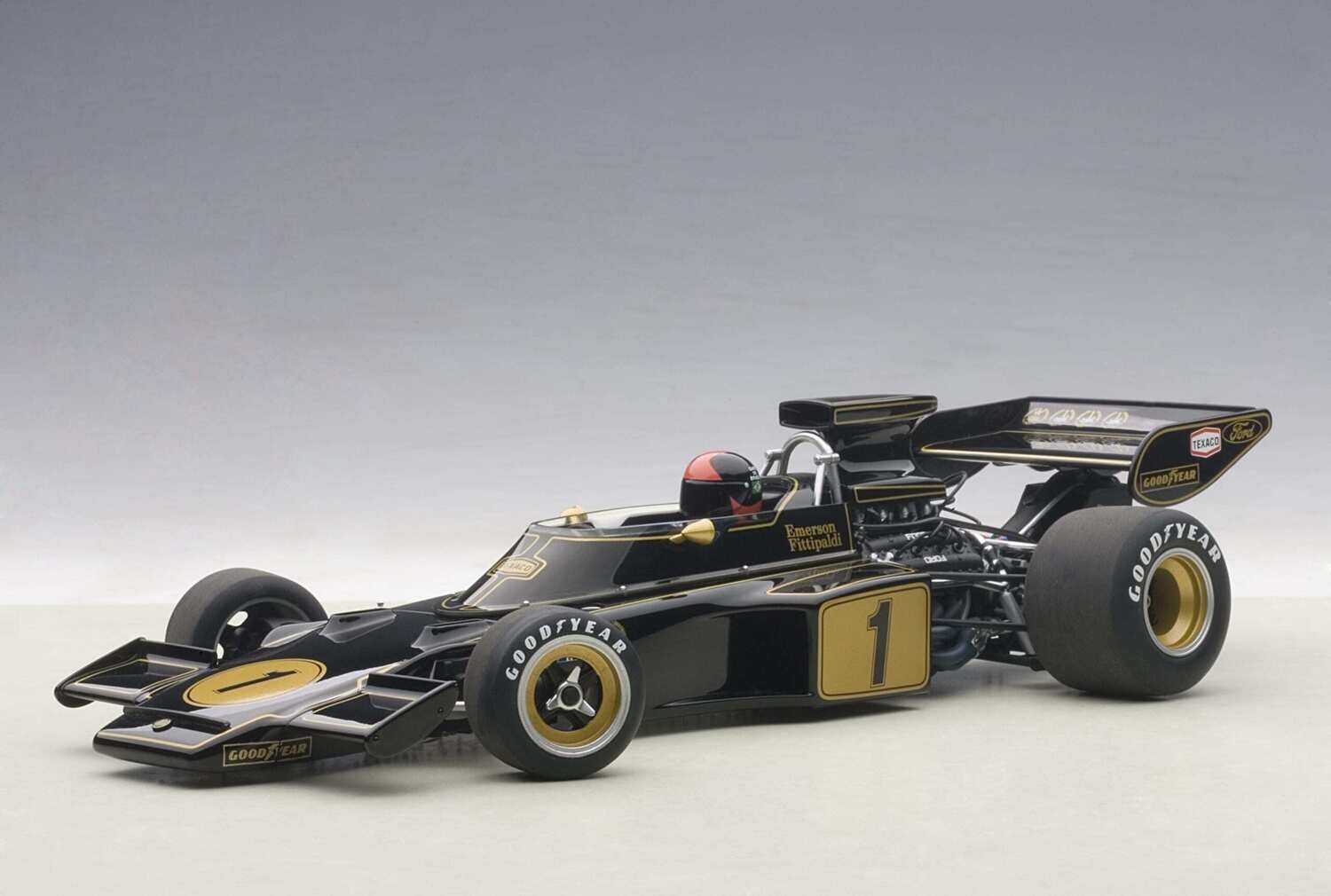 1:18 Autoart - Lotus 72E 1973 #1 (with driver figurine) E.Fittipaldi