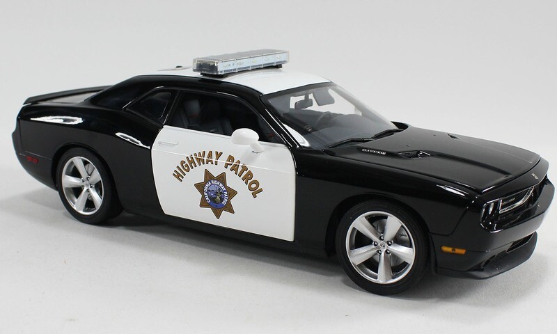 1:18 ACME - 2009 Dodge Challenger SRT8 *Chips*, black/white