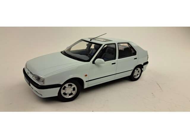 1:18 Triple9 - 1994 Renault 19, white