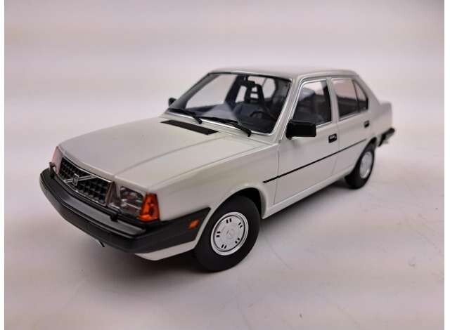 1:18 Triple9 - 1987 Volvo 340, white with grey interior