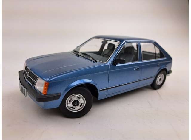 1:18 Triple9 - 1984 Opel Kadett D 5-door, blue metallic with blue-grey interior