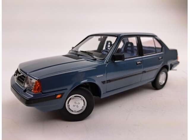 1:18 Triple9 - 1987 Volvo 360 blue-grey with blue interior