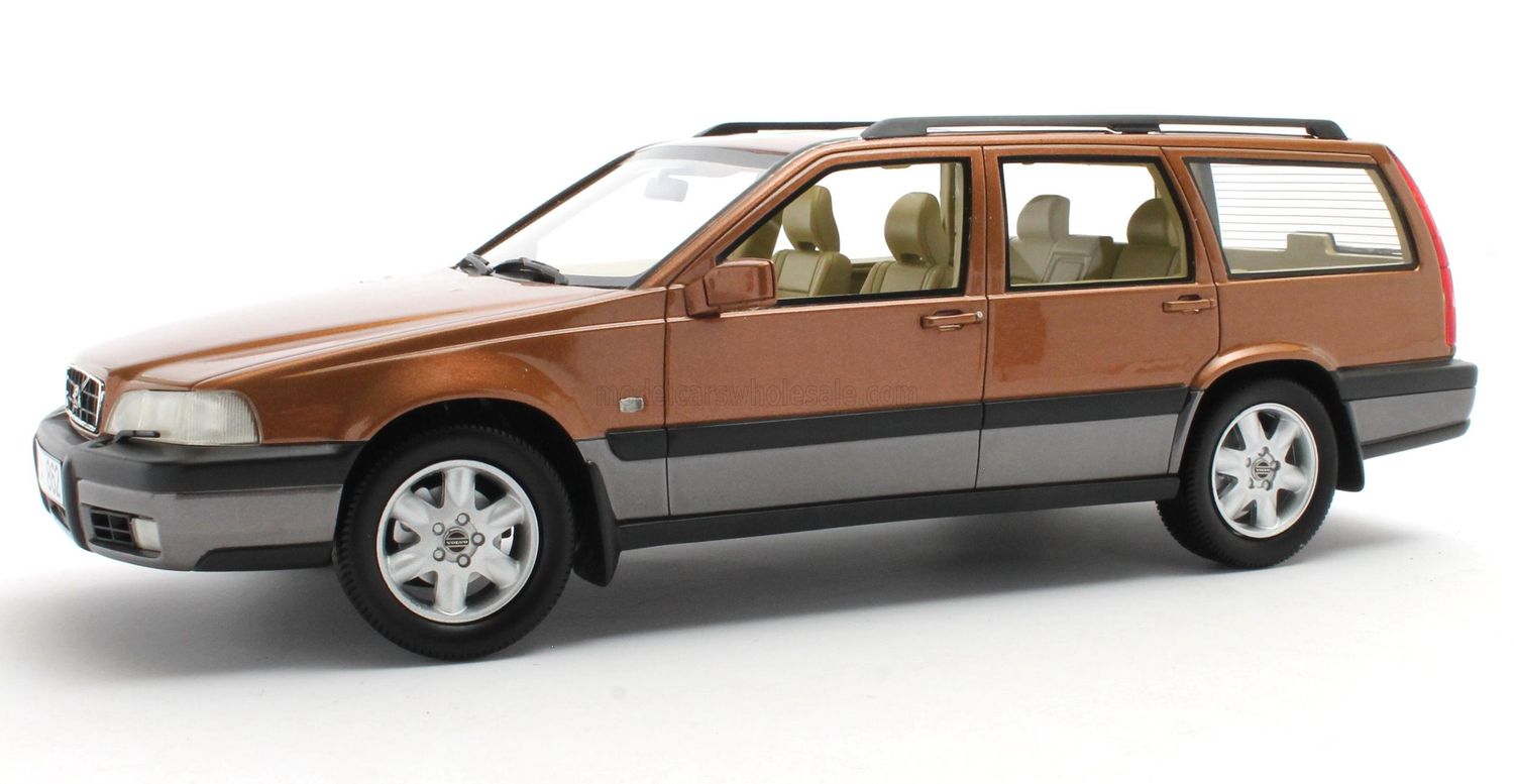 1:18 Cult Models - Volvo V70 XC Cross Coutry Station Wagon 1996 Brown