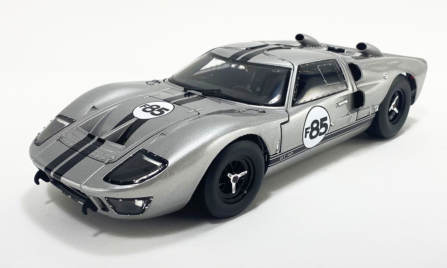 1:18 Shelby Collectibles - 1966 Ford GT40 MKII #F85, silver/white