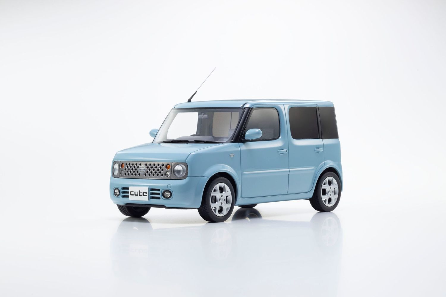 1:18 Kyosho - 2003 Nissan Cube Light Blue
