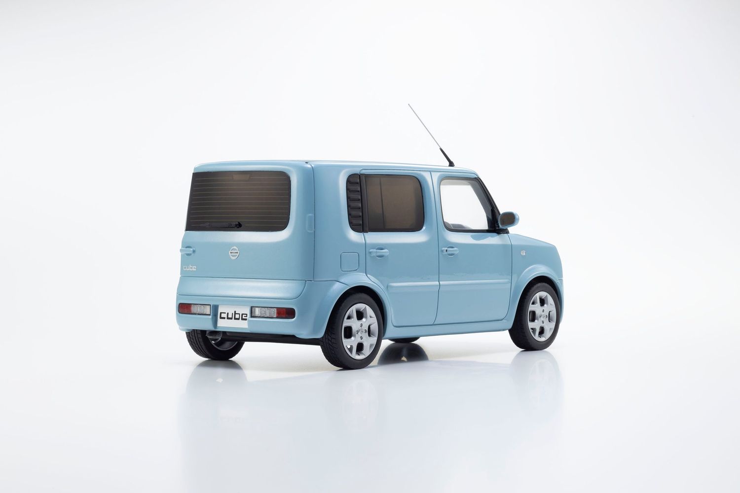 1:18 Kyosho - 2003 Nissan Cube Light Blue
