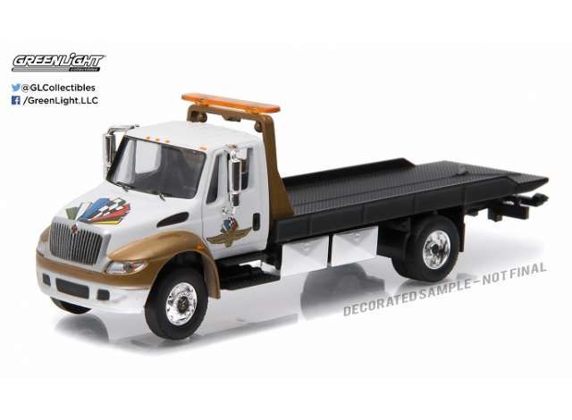 1:64 Greenlight - 2016 International Durastar 4400 Indianapolis Motor Speedway Wheel, Wings & Flag Flatbed Truck