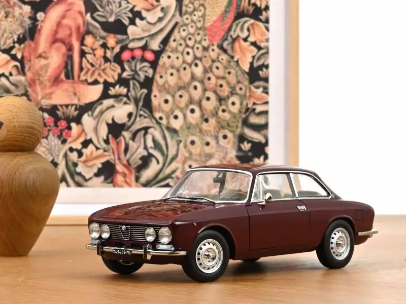 1:18 Norev - Alfa Romeo 2000 GTV 1973 Maroon