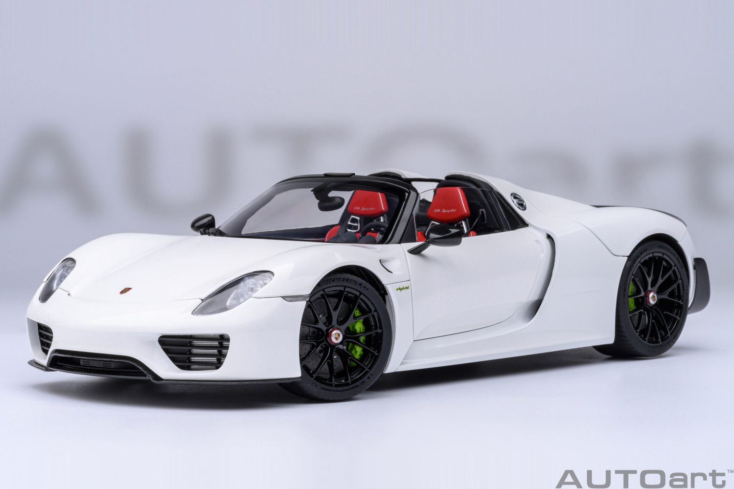 1:18 Autoart - Porsche 918 Spyder Weissach Package (White with Red interior)