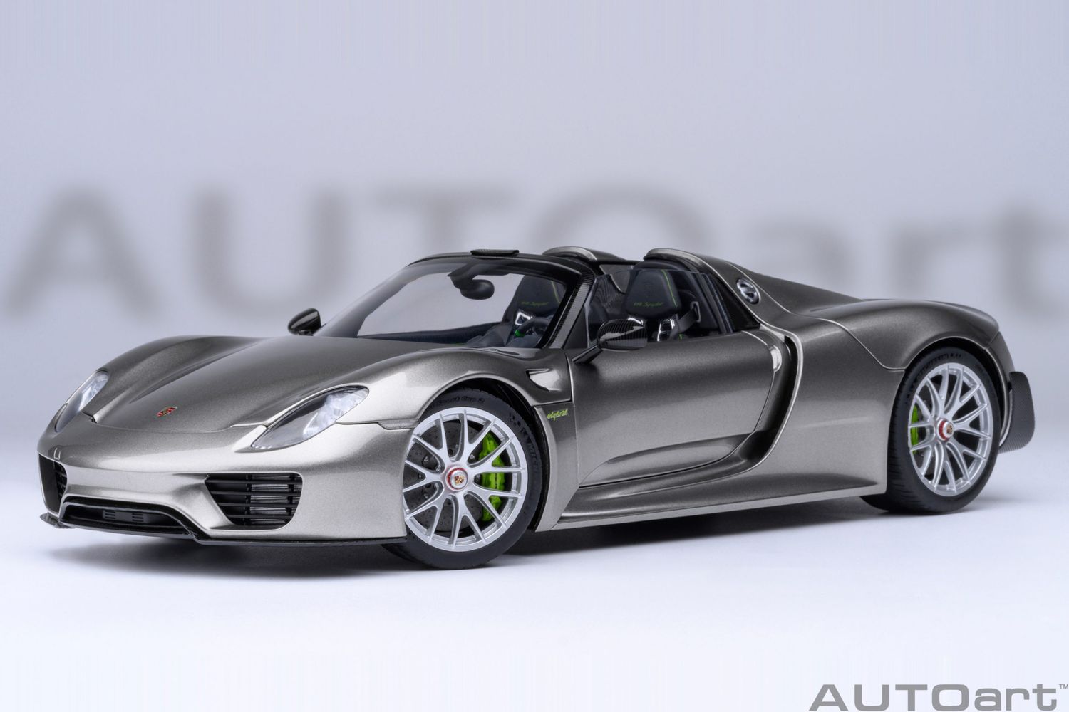 1:18 Autoart - Porsche 918 Spyder Weissach Package (White with Red interior)