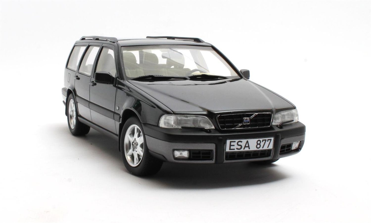1:18 Cult Models - Volvo V70 XC Cross Country black 96-99