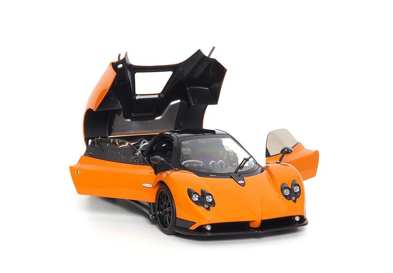 1:18 BBR - Pagani Zonda F 2005 diecast full open Arancio St. Tropez 1:18 BBR - Pagani Zonda F 2005 diecast full open Arancio St. Tropez