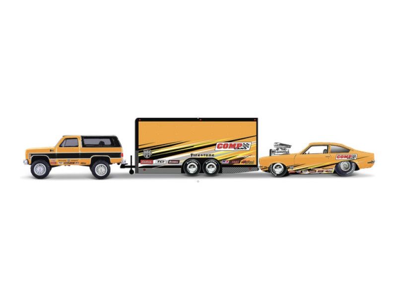 1:64 Maisto - Chevrolet BLAZER 1979 / Chevrolet VEGA 1971 / CAR TRAILER - SET