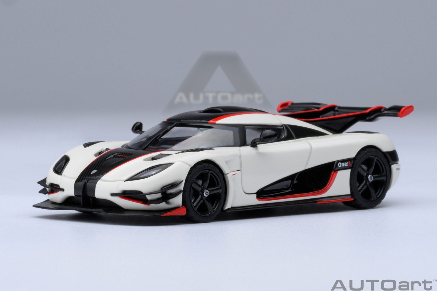 1:64 Autoart - Koenigsegg One:1 (Pebble White/Carbon)