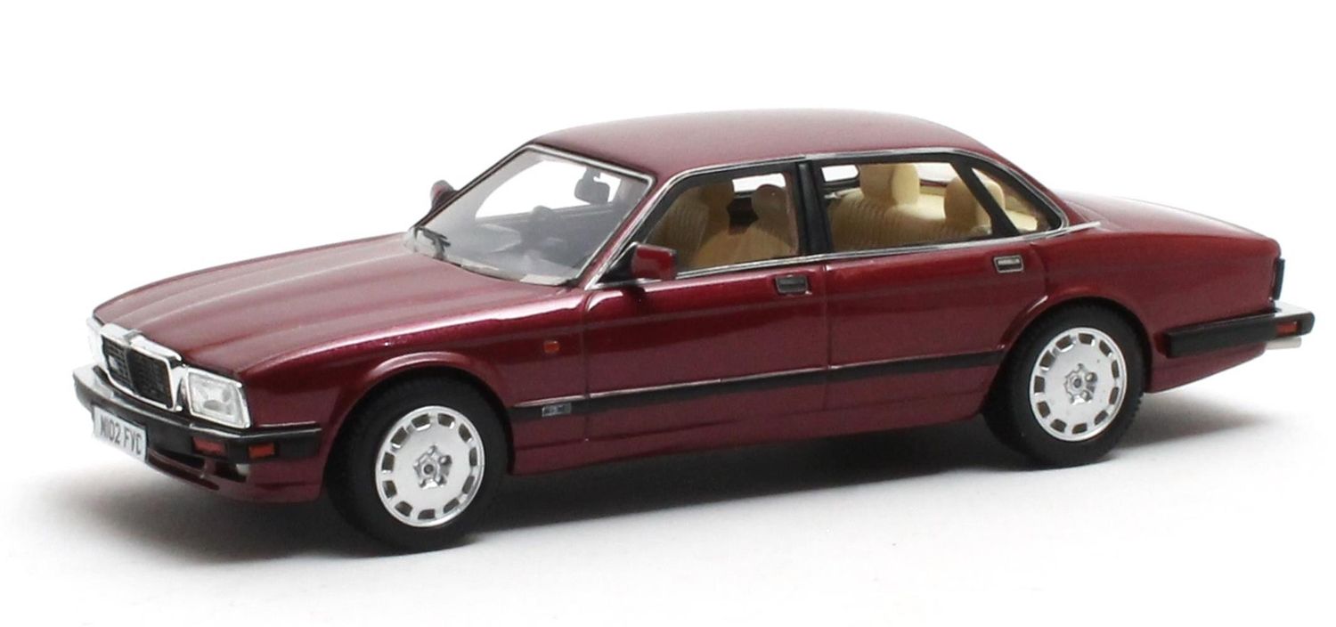 1:43 Matrix - Jaguar XJR (XJ40) red metallic 91-94