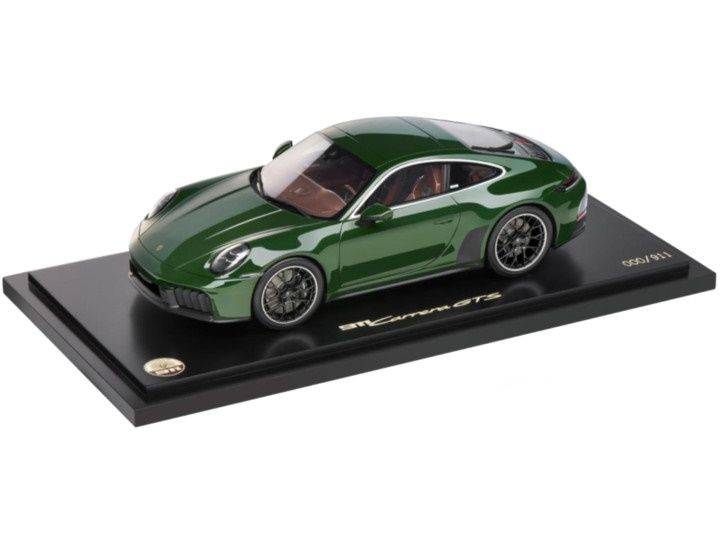 1:18 Porsche Dealer - Porsche 911 CARRERA GTS CUARENTA EDITION (992.2) Limited Edition Green 1:18 Porsche Dealer - Porsche 911 CARRERA GTS CUARENTA EDITION (992.2) Limited Edition Green
