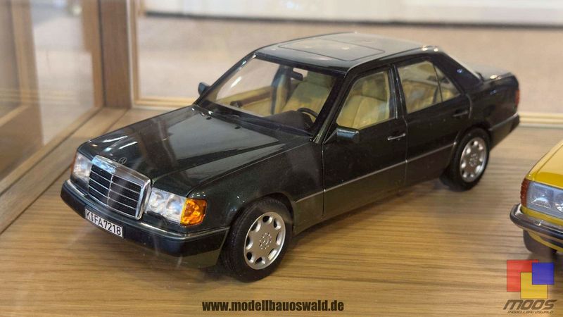 1:18 Norev - Mercedes-Benz 230 E 1990 Night Green metallic 1:18 Norev - Mercedes-Benz 230 E 1990 Night Green metallic