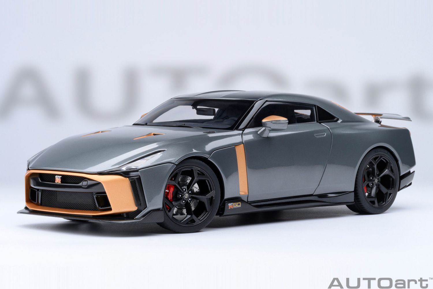 1:18 Autoart - Nissan GT-R50 by Italdesign (Liquid Kinetic Silver/Energetic Sigma Gold)