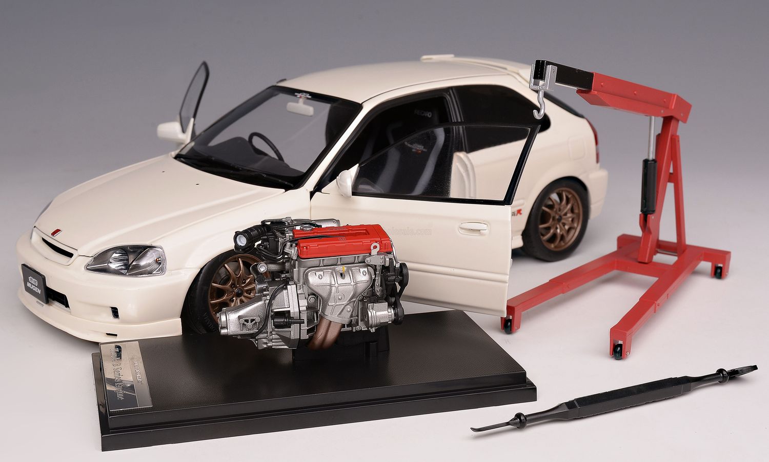 1:18 Motorhelix - 1999 Honda Civic EK9 Type R Mugen White *With Extra Engine & Accessories*