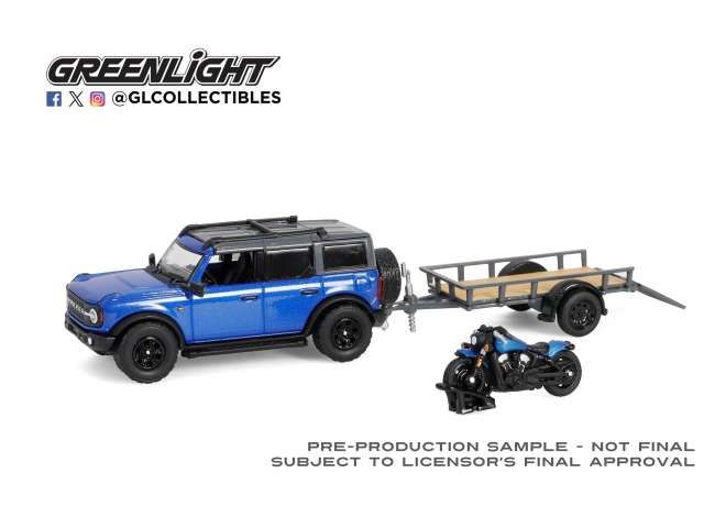 1:64 Greenlight - 2021 Ford Bronco Black Diamond with Utility Trailer and Motorcycle *Hitch & Tow Series 32*, velocity blue metallic