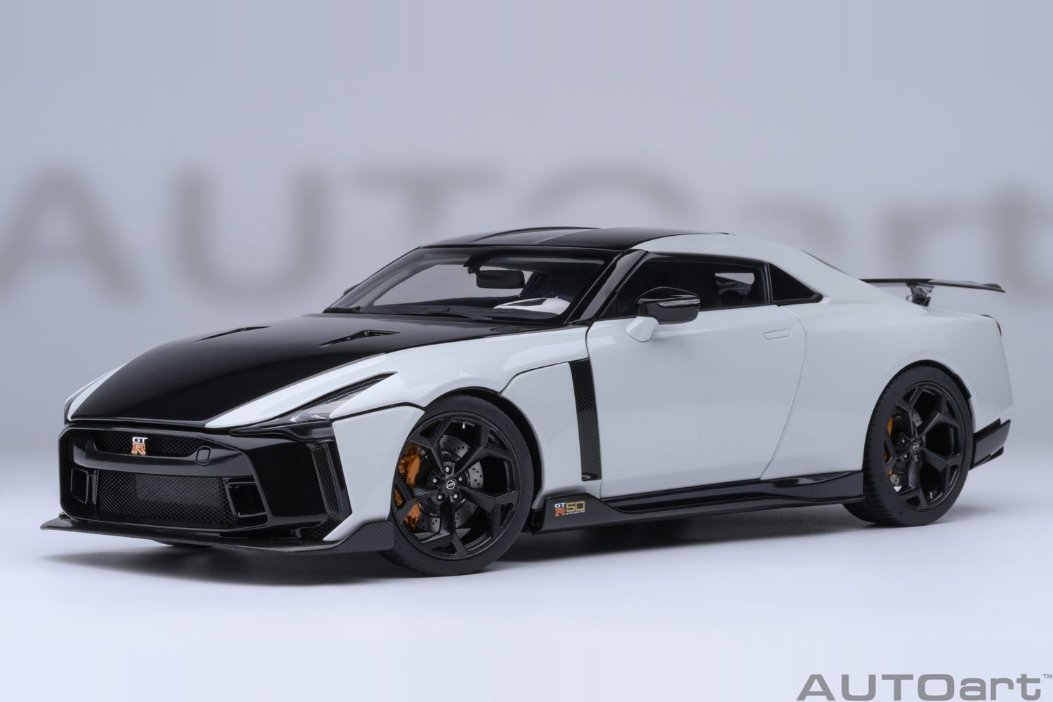 1:18 Autoart - Nissan GT-R50 by Italdesign (Metallic White/Black)