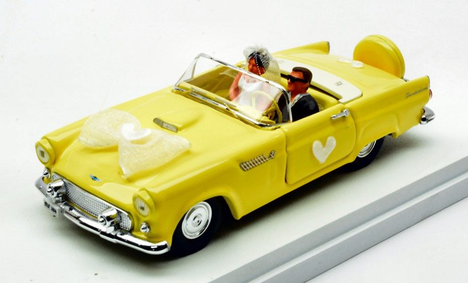 1:43 Rio Model - 1956 Ford Thunderbird Cabriolet Open *Just married Figures* Yellow