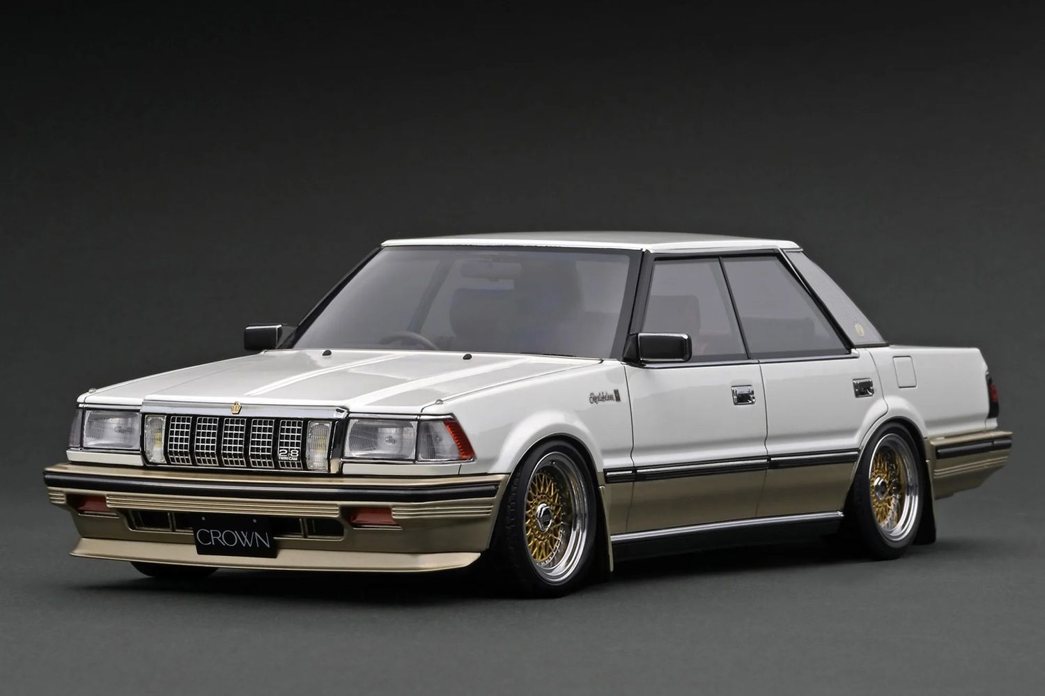 1:18 Ignition - Toyota Crown 3.0 Royal Saloon G (120), pearl white/gold