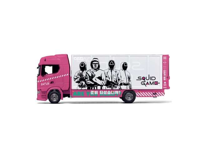 1:64 Tiny Toys - Scania Super Truck *Squid Game 2*, white/pink 1:64 Tiny Toys - Scania Super Truck *Squid Game 2*, white/pink
