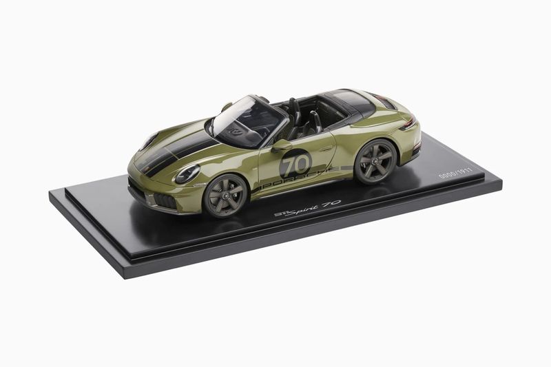 1:18 Porsche Dealer - Porsche 911 992 Cabrio Spirit 70 2025 Olive Neo Green 1:18 Porsche Dealer - Porsche 911 992 Cabrio Spirit 70 2025 Olive Neo Green