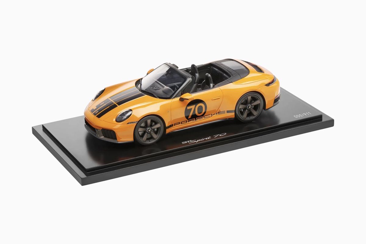 1:18 Porsche Dealer - Porsche 911 992 Cabrio Spirit 70 2025 Signal Orange