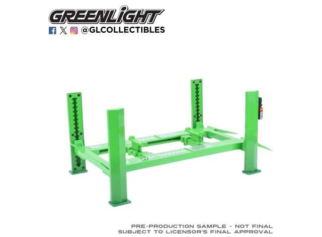 1:18 Greenlight - Four-Post Lift *GreenLight* Evergreen
