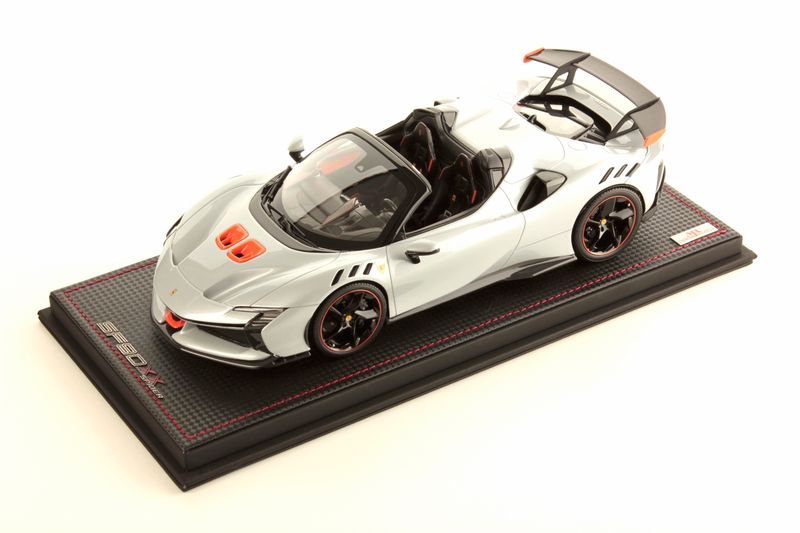 1:18 MR Collection Models - Ferrari SF90 XX Spider Bianco Artico 1:18 MR Collection Models - Ferrari SF90 XX Spider Bianco Artico